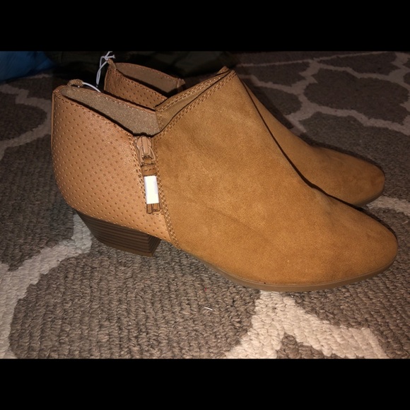 Low cut v shaped ankle boot - Picture 2 of 4